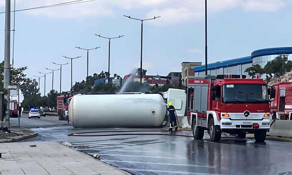 Εκκενώνεται η δομή του Σχιστού εξαιτίας της ανατροπής βυτιοφόρου και της διαρροής αερίου